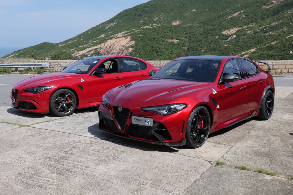 爱快Alfa Romeo Giulia GTAm香港试驾，厂方把GTAm(前)不少专用配置，移植至新改良版Giulia Quadrifoglio(后)，后者连税身价便宜一半更觉贴地。