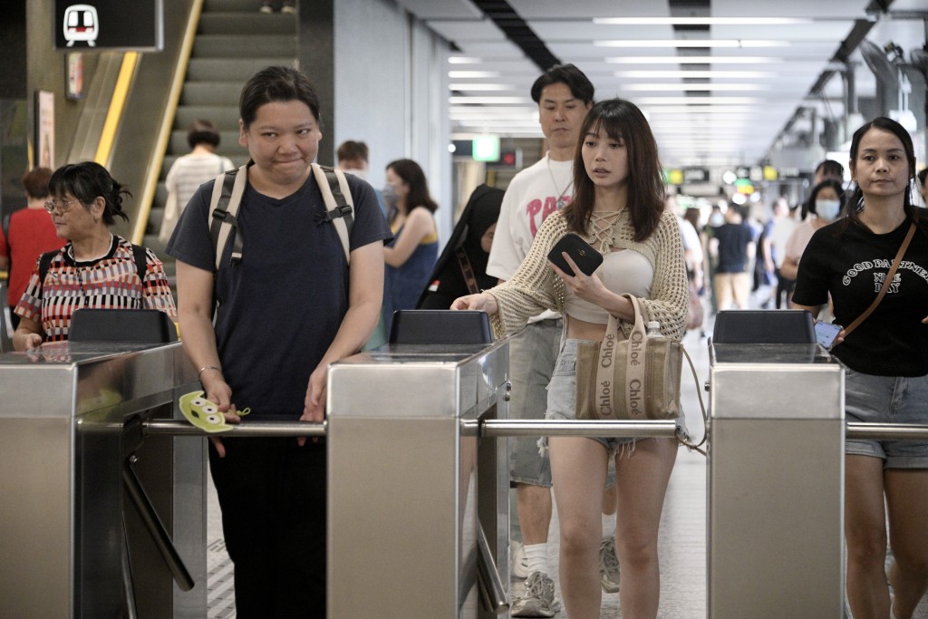 乘搭港鐵為本港不少市民主要的出行方式之一。陳浩元攝