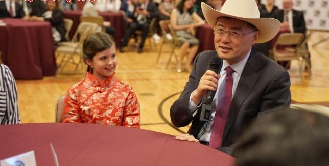 秦刚和美国学中文的小朋友互动。