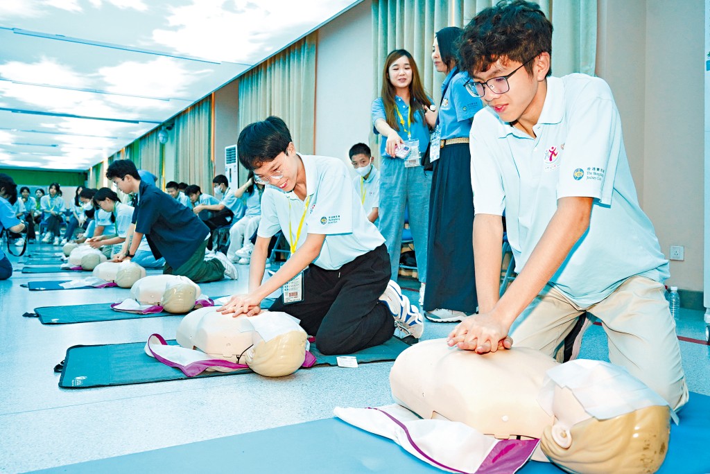 學員參觀四川大學-香港理工大學災後重建與管理學院。