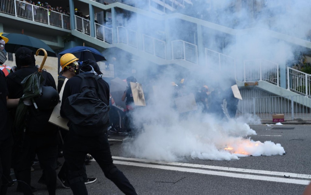 警方在安樂路及泰祥街一帶持續施放催淚煙。