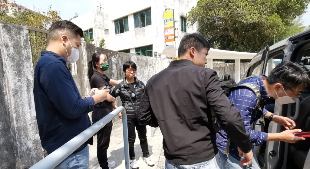 鄧燕娥在赤柱監獄外被警方國安處人員押走。香港文匯報圖片