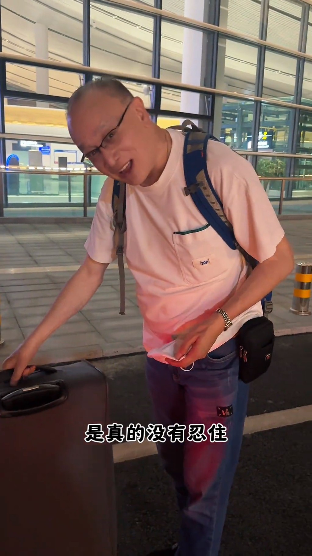 曹查理其實也不捨得,曾於早前直播流淚。 曹查理其實也不捨得,曾於早前直播流淚。