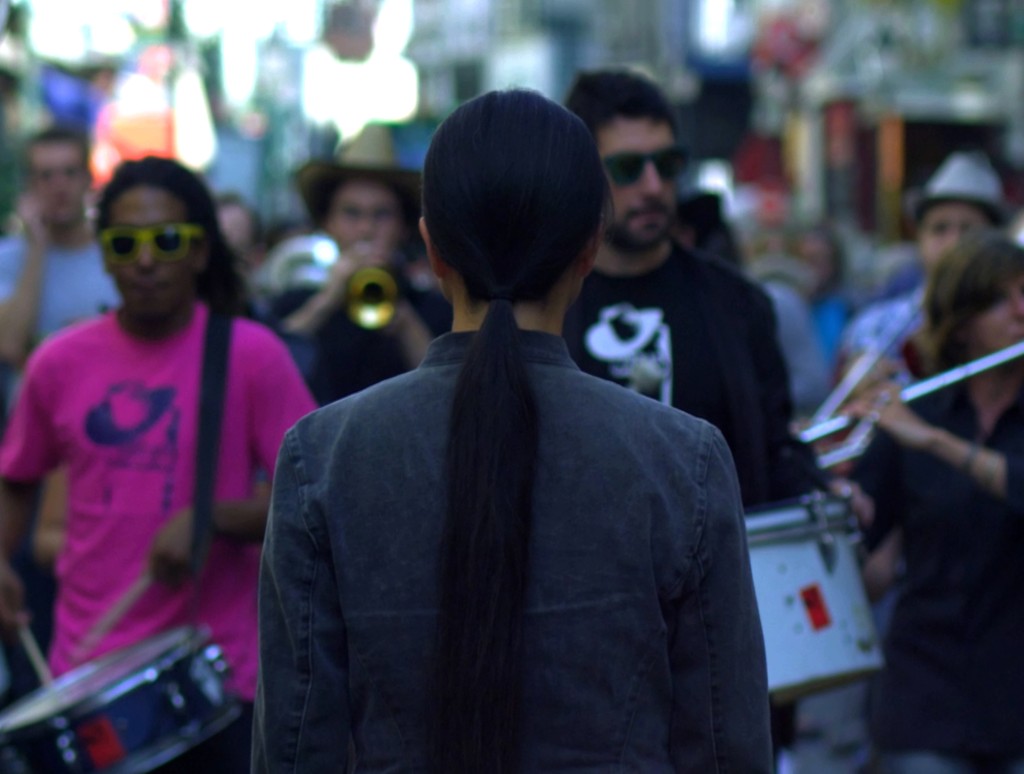 （Kimsooja, A Needle Woman, Paris (still image) 2500 loop silent, 2009）