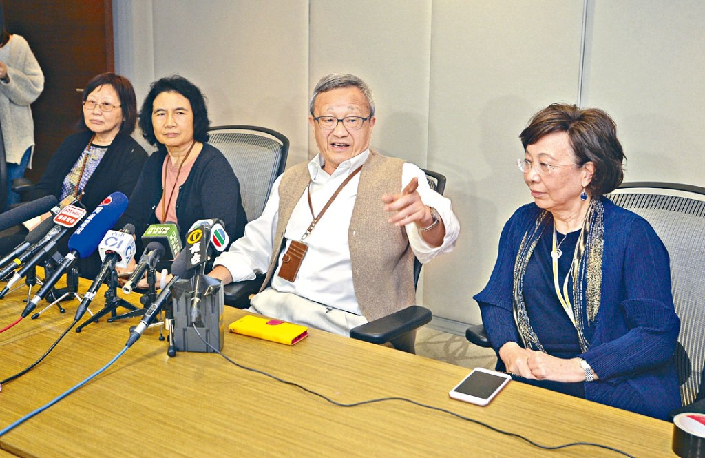 华懋慈善基金理事会主席龚仁心本年五月召开记者会，指罗兵咸永道帐目管理不善。