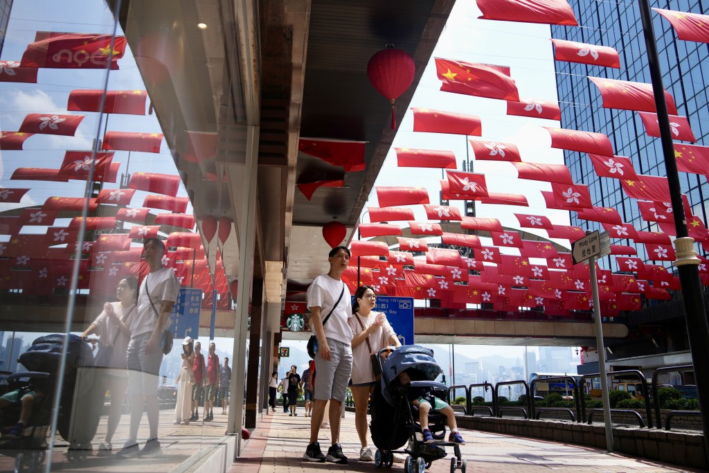 为庆祝中华人民共和国成立74周年，本港各地主要道路街巷纷纷悬挂起五星红旗和特区区旗。苏正谦摄