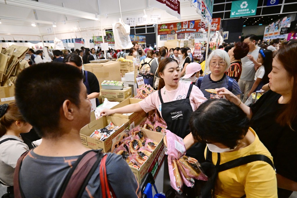 美食博覽最後一日，不少市民無懼天雨入場掃貨。 陳極彰攝