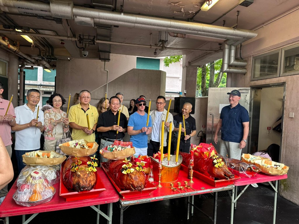 賀賢(右)與一眾馬主及潘頓誠心上香，祈求新季一切順利。