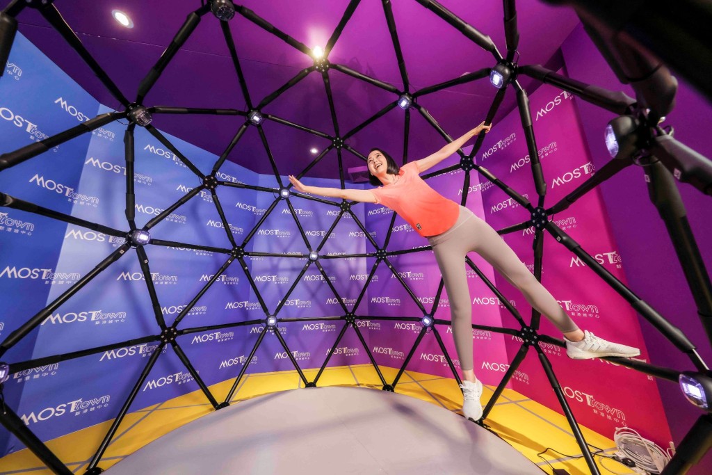 近3米高的360°智能反应训练架，笼上设有多个反应灯，参加者需以最快速度按下指定数量的反应灯，(马鞍山MOSTown新港城中心)