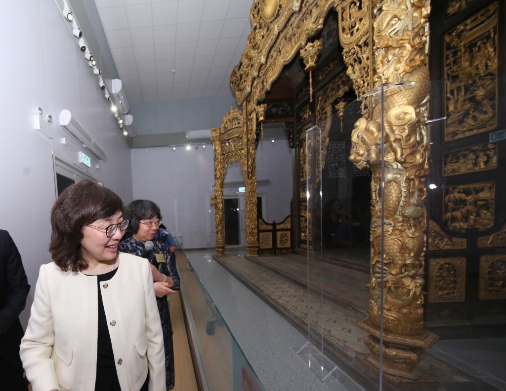 「同一屋簷下：嶺南傳統建築源流與藝術」展覽昨日（十二月十二日）正式開幕。圖示發展局局長甯漢豪（左一）參觀重點展品「番禺神樓」。