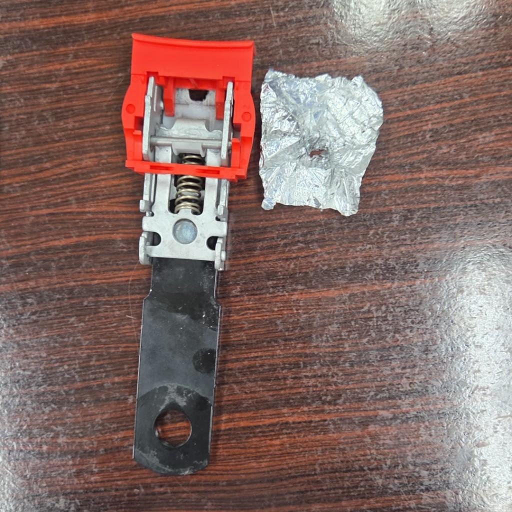 城巴表示，經調查後發現涉事鎖扣內部被一張錫紙阻礙正常運作。城巴提供