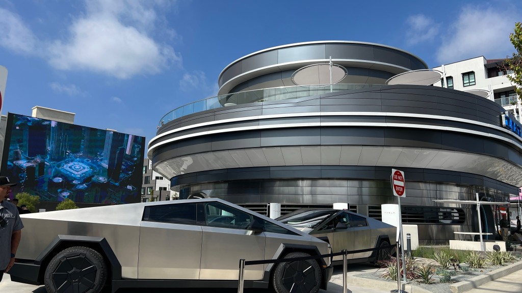 特斯拉Cybertruck與洛杉磯特斯拉餐廳。 路透社