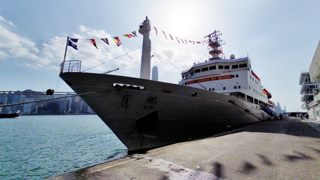 大连海事大学的「育鲲」轮--国家第一艘现代化远洋教学的专用实习船访港。林世雄网志