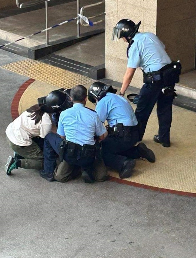 大批警员将事主按在地上。fb：工友