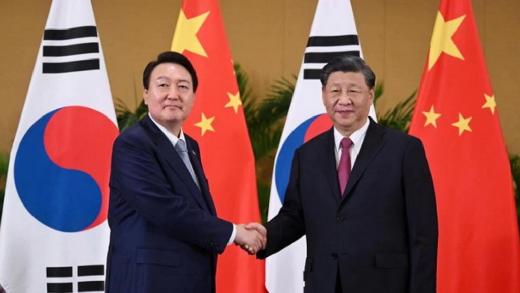 習近平會否訪問南韓將反映中韓關係發展。圖為習近平(右)與南韓總統尹錫悅去年在印尼會面。外交部