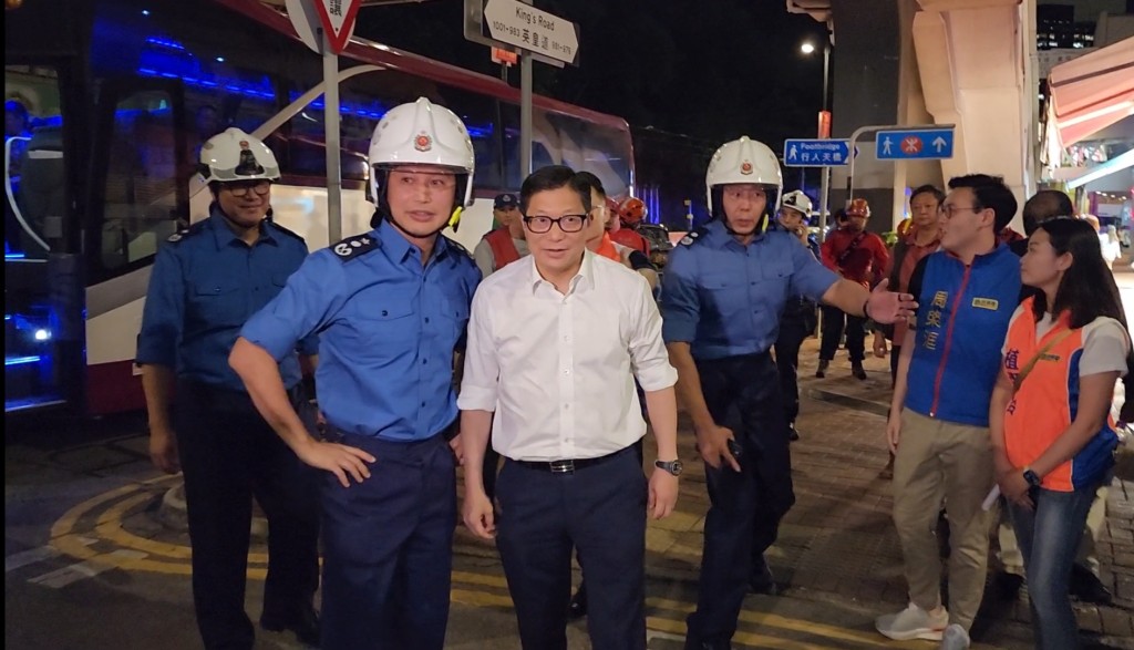 保安局局長鄧炳強及消防處處長楊恩健晚上到現場視察。黃文威攝