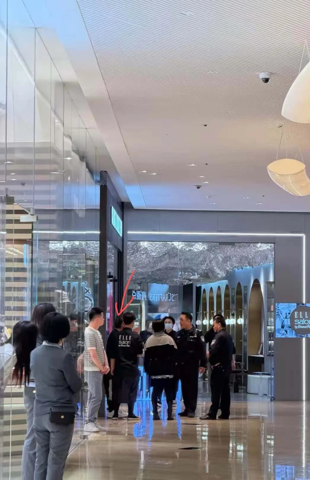 62歲港男因在壽司店內騷擾女顧客，被罰行政拘留3日。小紅書