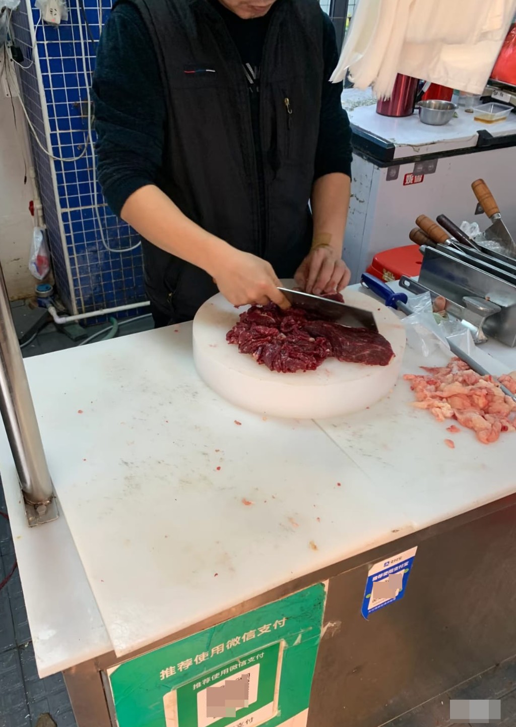 有深圳牛肉檔向港客展示手切新鮮牛肉圖片。 有深圳牛肉檔向港客展示手切新鮮牛肉圖片。