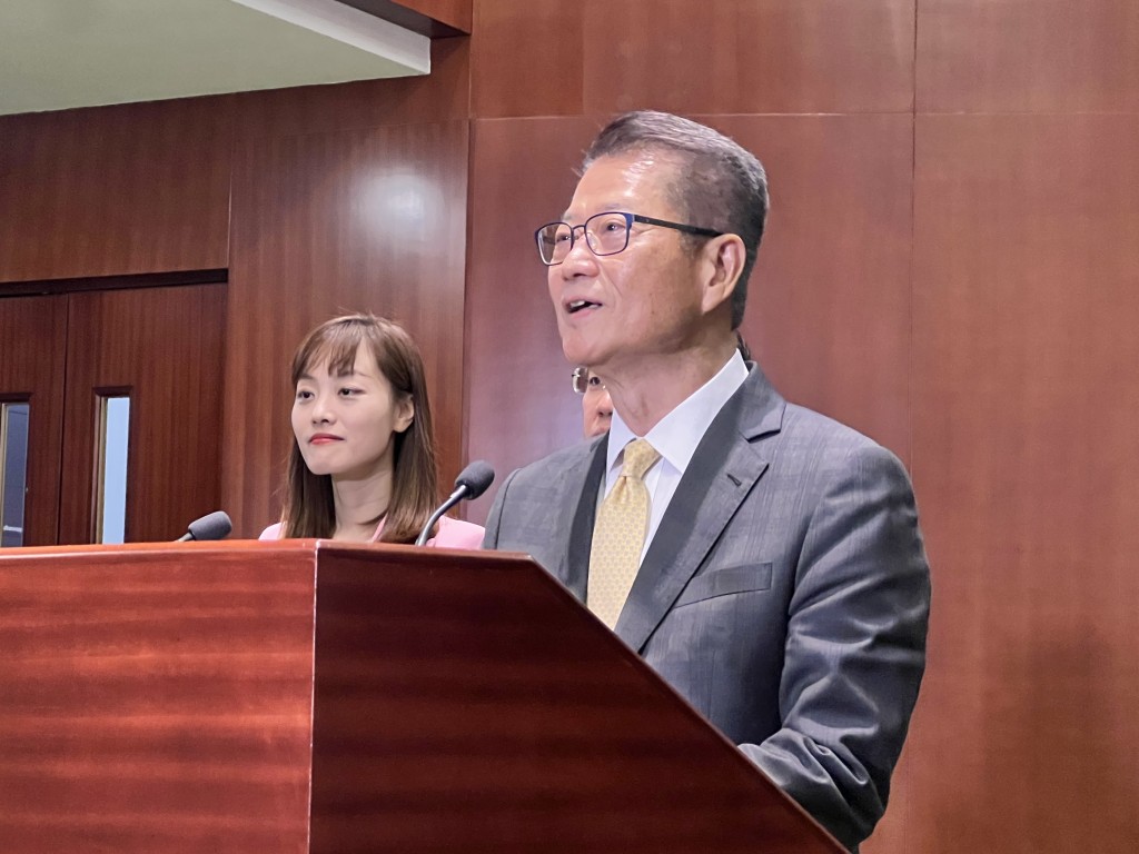 陳茂波表示，對英國警方日前拘捕3名香港籍男子個案的案情及中間發生的事，特區政府不作評論。郭詠欣攝