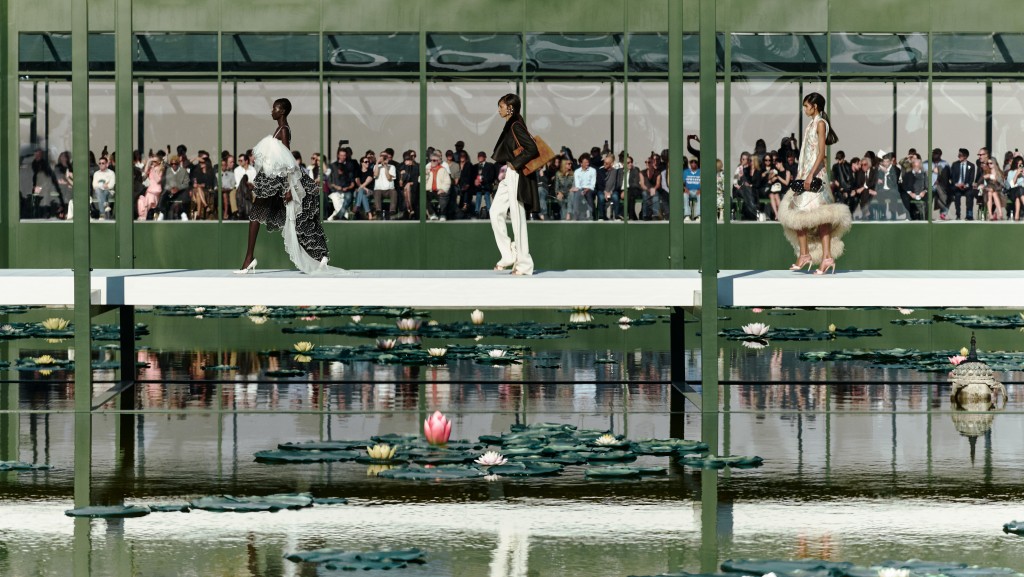 Dior特意將巴黎市中心的杜樂麗花園中的噴泉變身成清雅荷花池，打造充滿詩意的騷場。