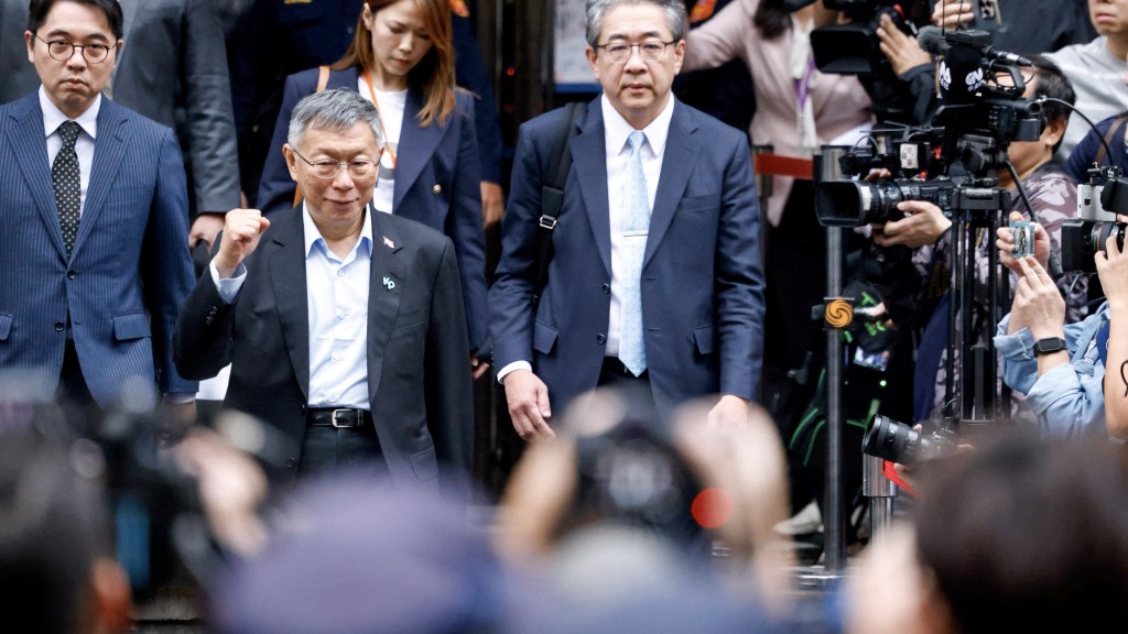 柯文哲涉政治献金及“京华城案”被判囚17年，一审宣判后离开法院。 路透社