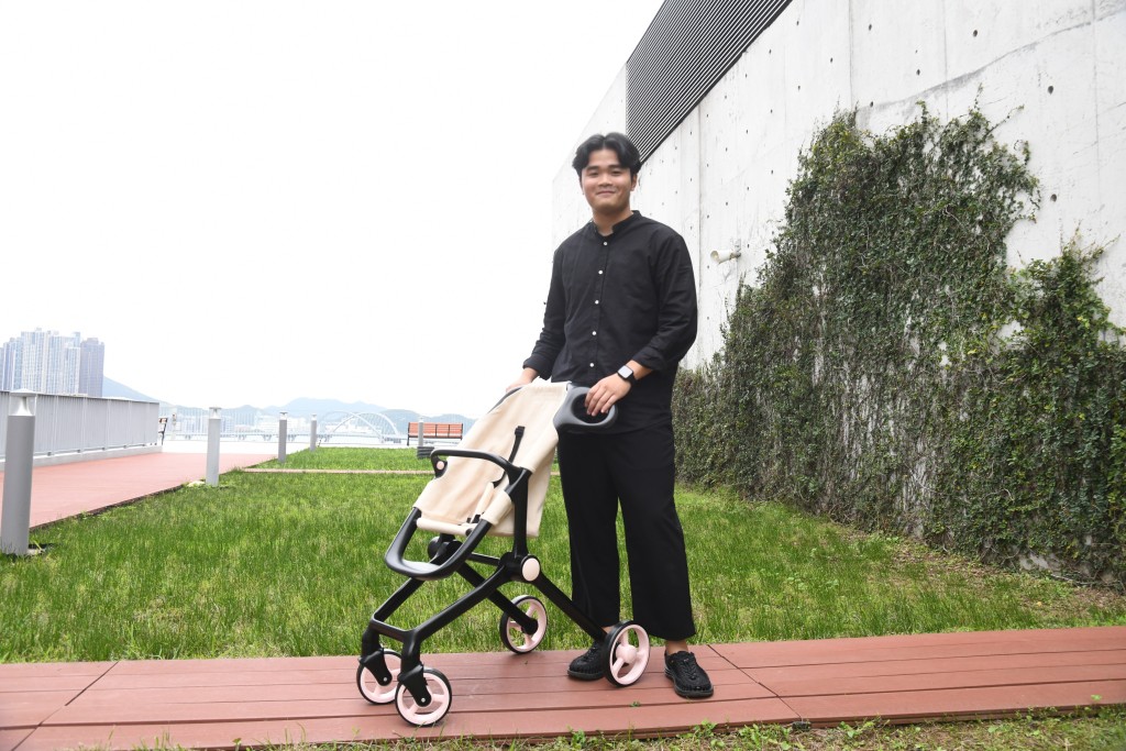 「Embrace」 是John于HKDI的毕业习作，更为他日后的设计路打了一支强心 针。