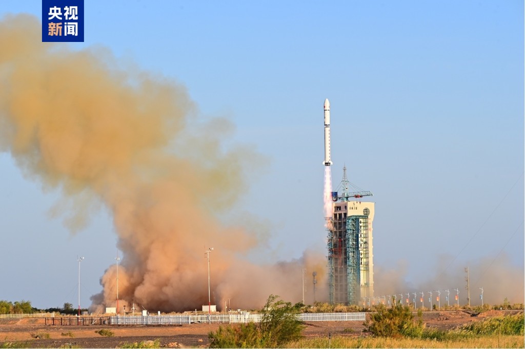 成功发射首颗可重复使用返回式技术试验卫星。　央视画面