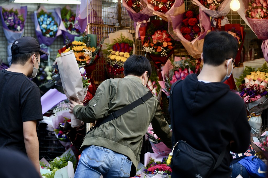 不少市民趁情人节到花墟买花送给爱人。卢江球摄