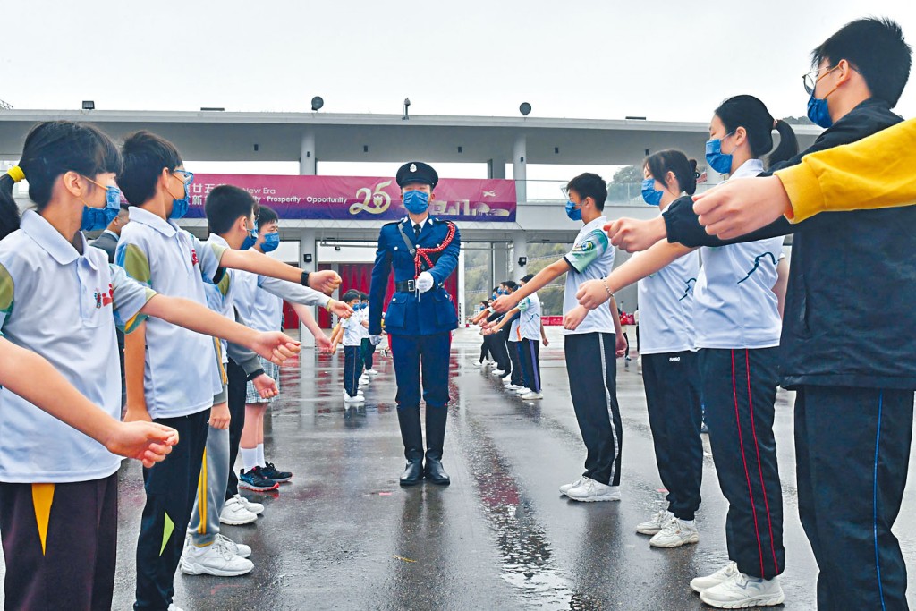 消防处仪仗队、消防及救护青年团向青少年教授中式步操。