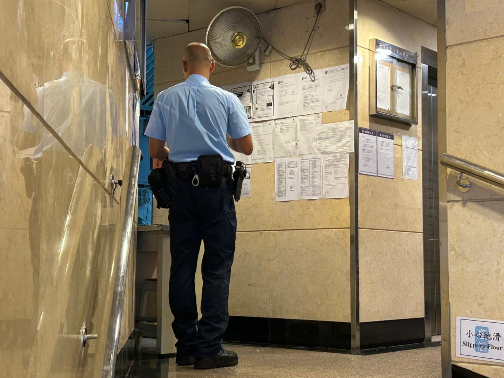 警員上樓調查。 警員上樓調查。