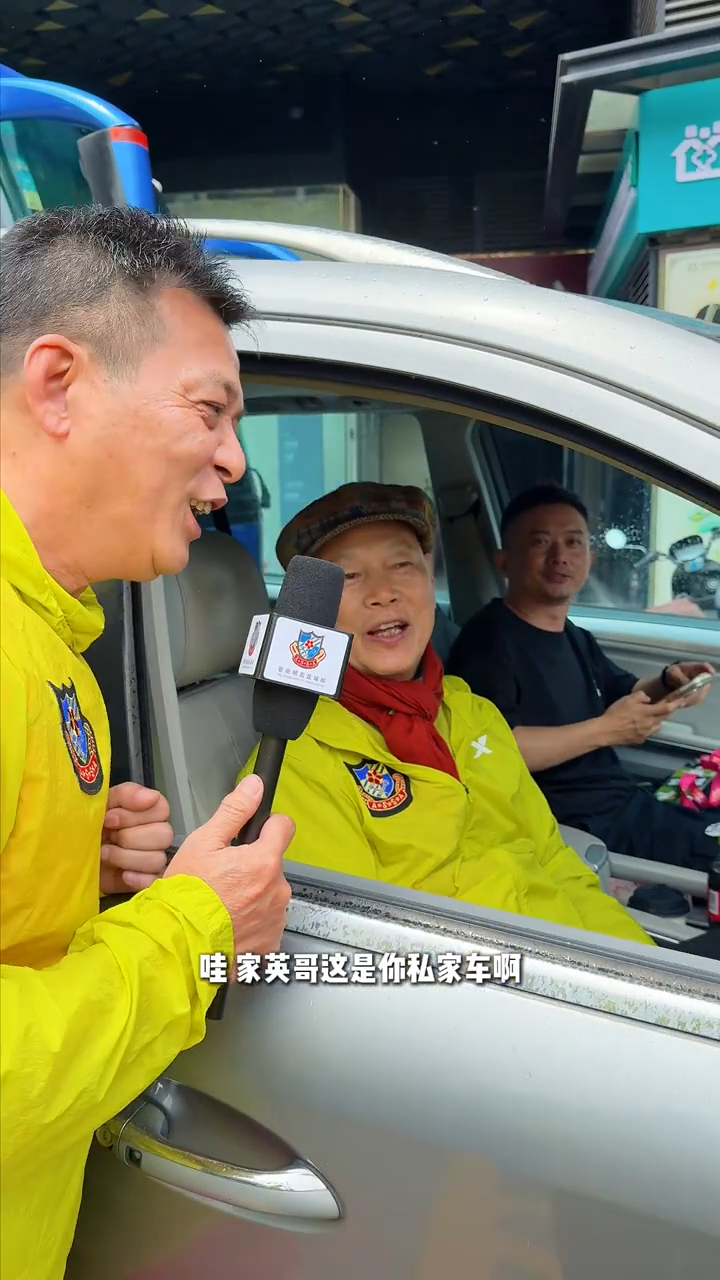 黃日華驚訝於這是羅家英的私家車,並對其車載「靚女」的行為大加讚賞。 黃日華驚訝於這是羅家英的私家車,並對其車載「靚女」的行為大加讚賞。