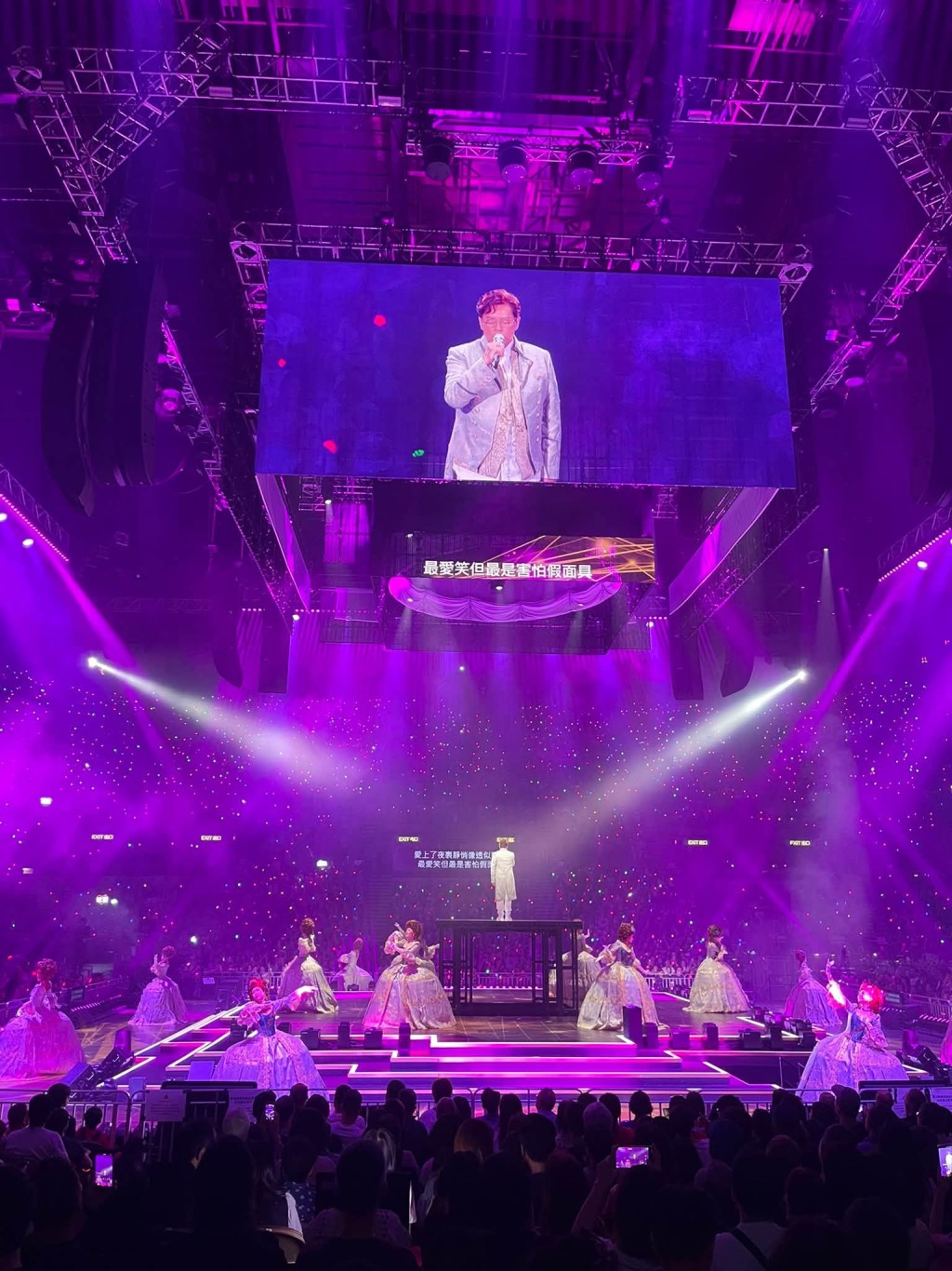 譚詠麟在演唱會上獻唱,舞台效果美輪美奐。 譚詠麟在演唱會上獻唱,舞台效果美輪美奐。