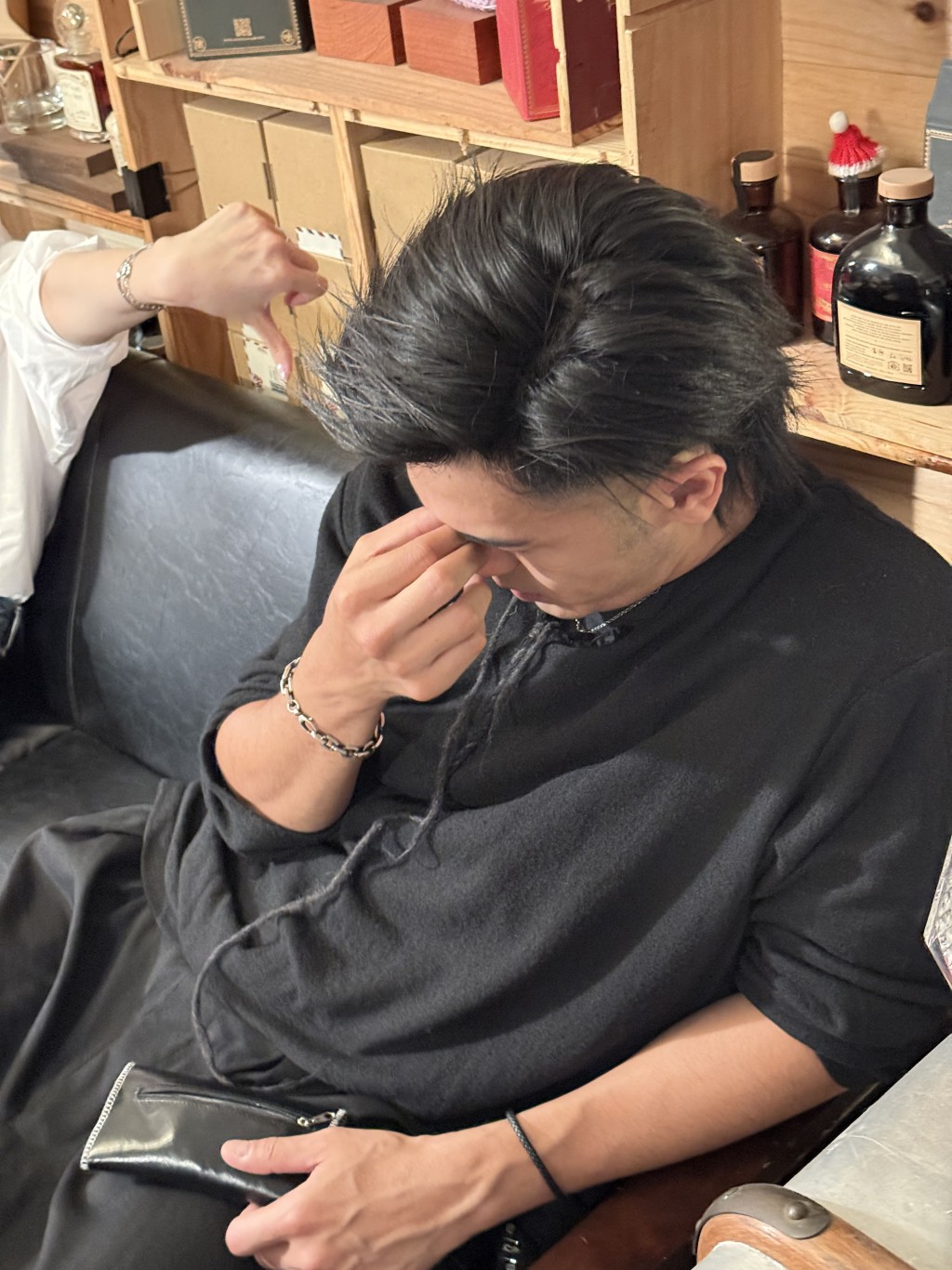 阿威首天開工，連飲過十杯雞尾酒，不勝酒力。