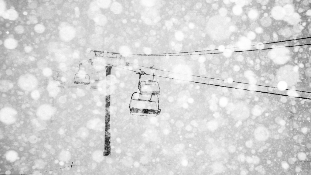 加州猛獁象山滑雪場平安夜下大雪。 美聯社 加州猛獁象山滑雪場平安夜下大雪。 美聯社