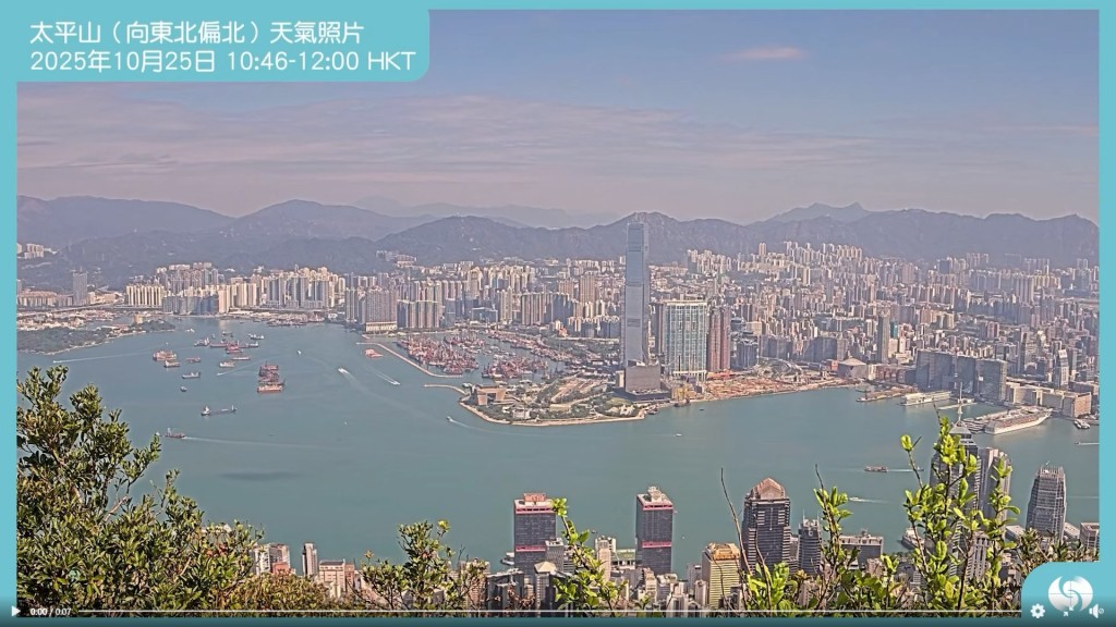 天文台設於太平山鏡頭拍攝到的飛碟雲出沒短片。fb「香港天文台 HKO」截圖