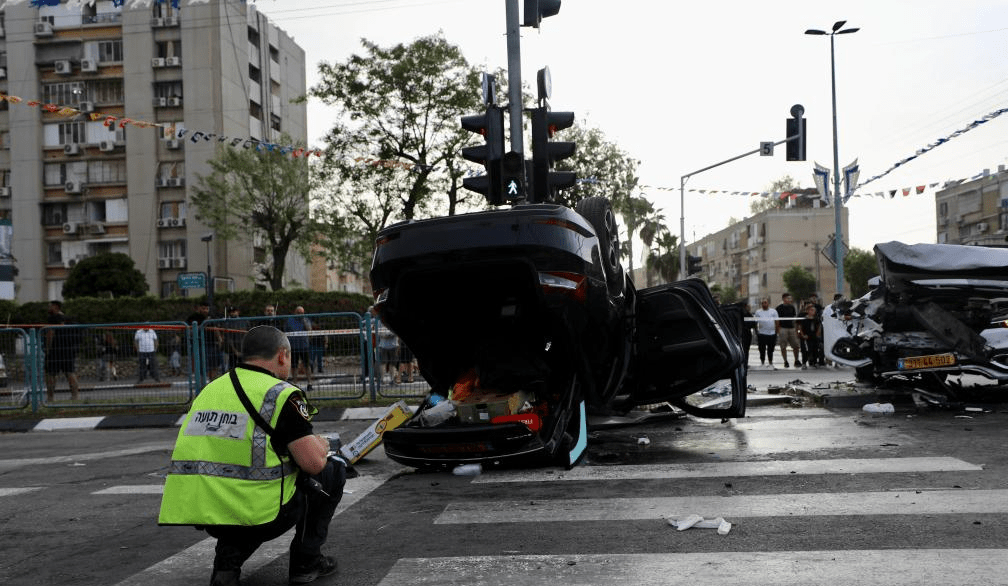 疑因冲红灯引发车祸，以色列安全部长翻车受轻伤送院。 新华社