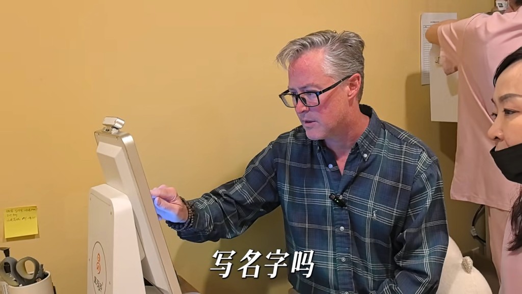 在王祖賢與工作人員的協助下，夏克立開始進行療程前的資料登記。