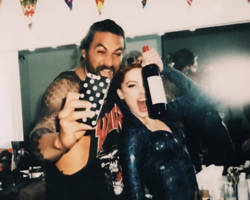 安芭赫德與型男積遜莫瑪(Jason Momoa)合演DC重頭戲《水行俠》。