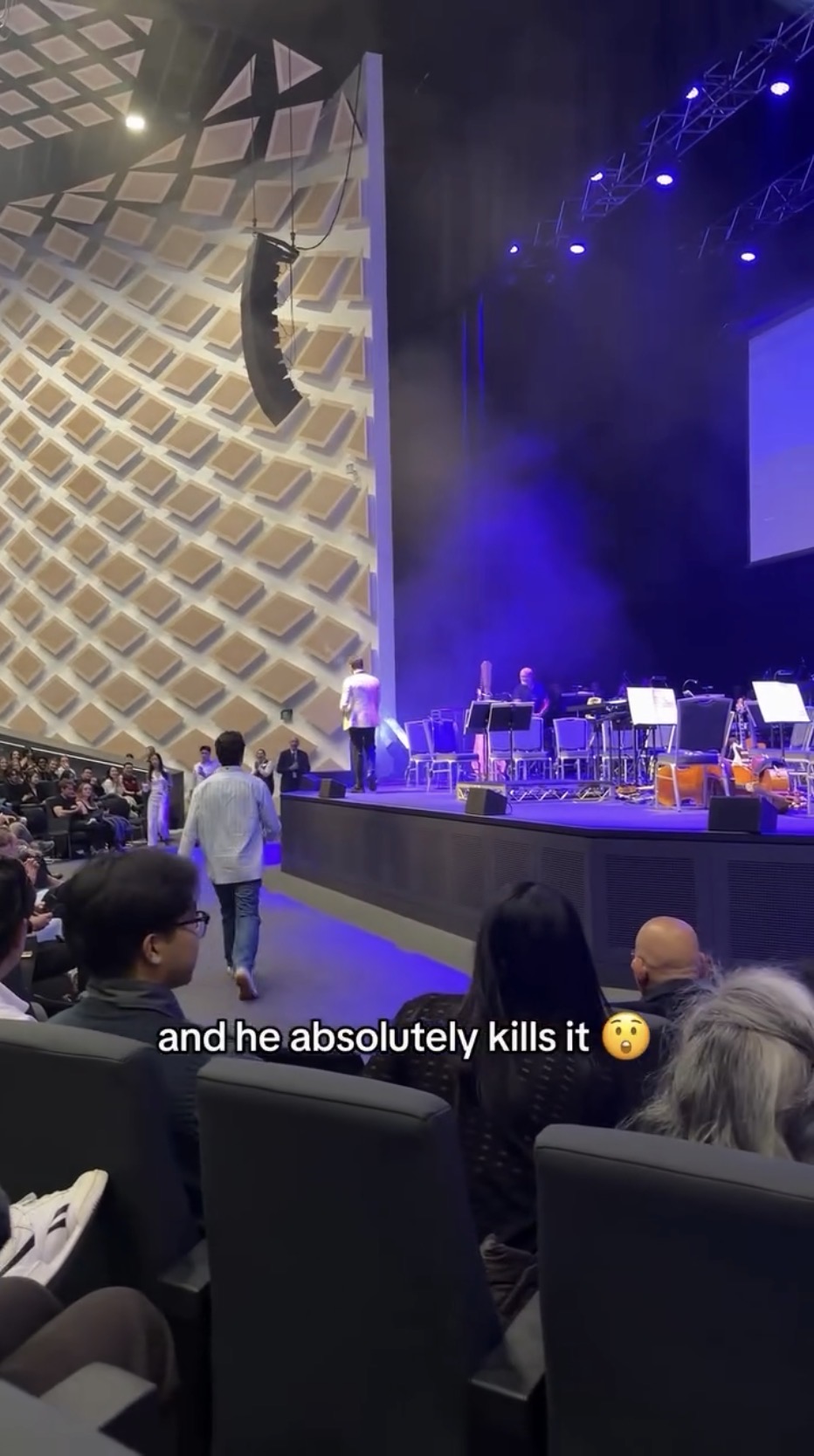 沟通几分钟后,纳萨立即上场加入演奏。 IG / Maddie Corwin 沟通几分钟后,纳萨立即上场加入演奏。 IG / Maddie Corwin