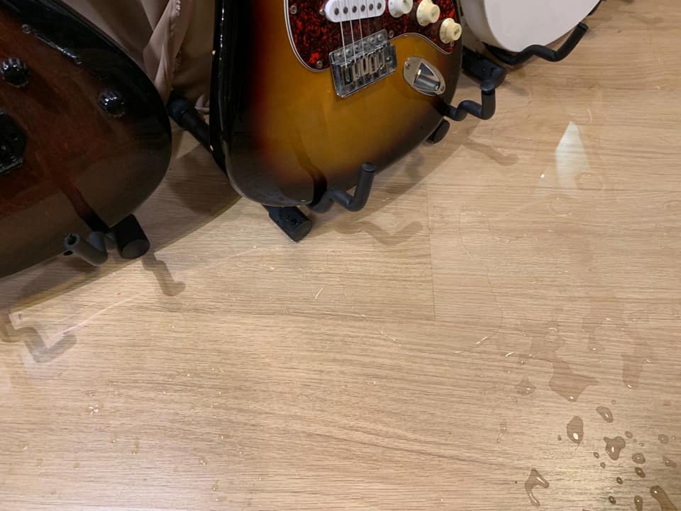 地上有一大攤水跡。Drummers’ Ark fb圖片