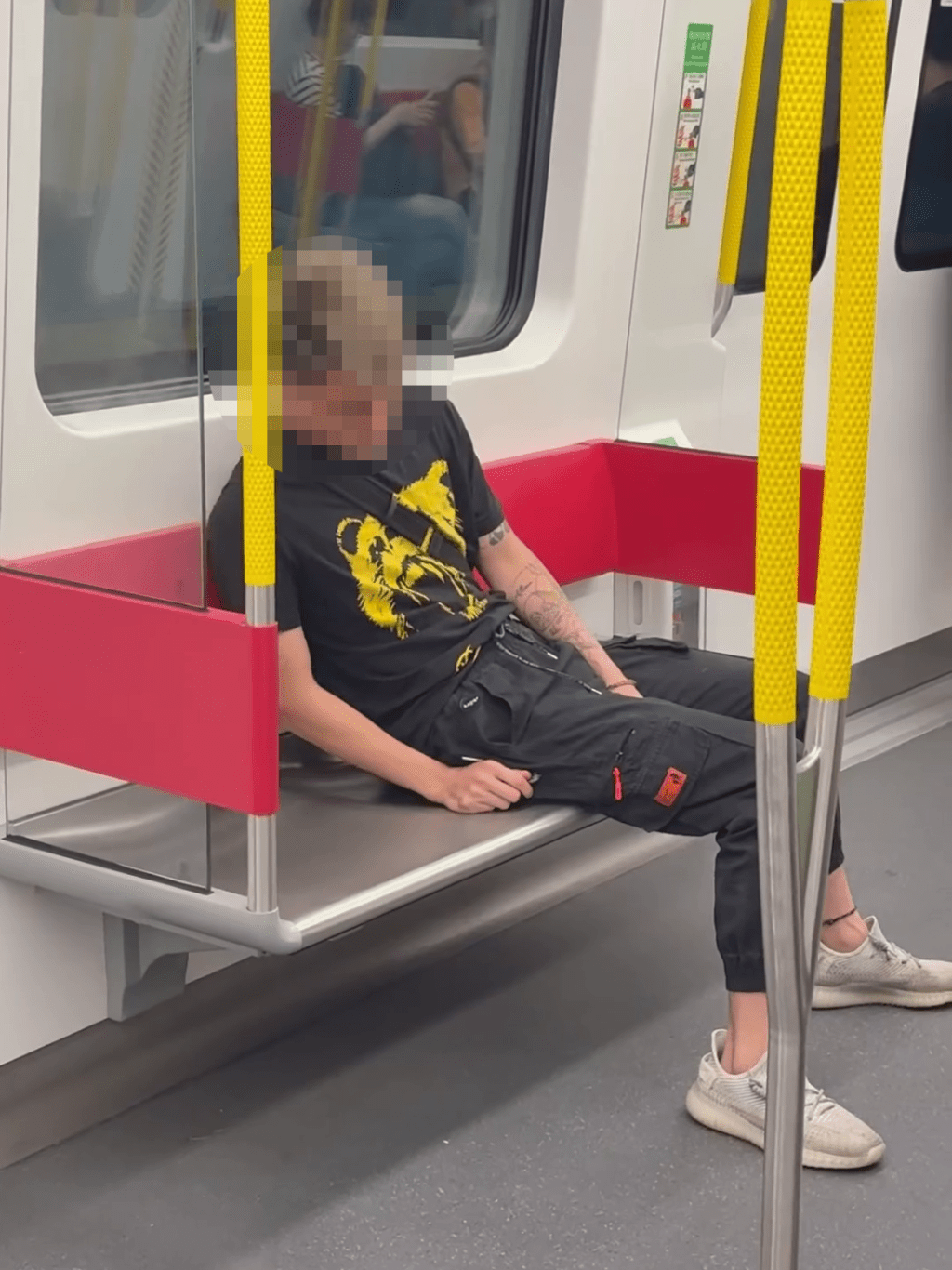 金髮男其後萎靡如爛泥。Threads:im_fengkk 金髮男其後萎靡如爛泥。Threads:im_fengkk