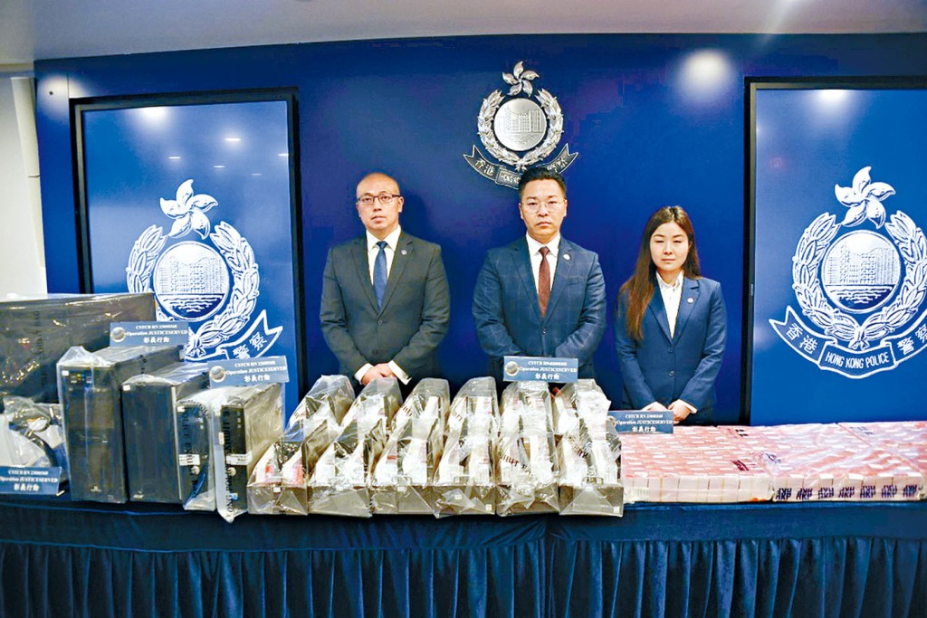 警司譚威信(中)、總督察戴子斌(左)及高級督察朱婉湉(右)講述案情。