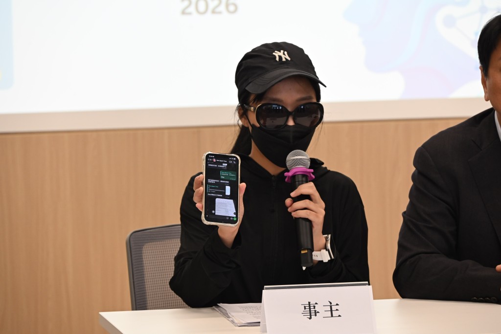 事主Amy展示與騙徒的聊天記錄。 事主Amy展示與騙徒的聊天記錄。
