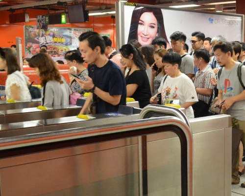 港鐵宣布,早晨折扣優惠延長1年至明年5月,由10月起,早晨折扣優惠將由75折提升至65折。資料圖片