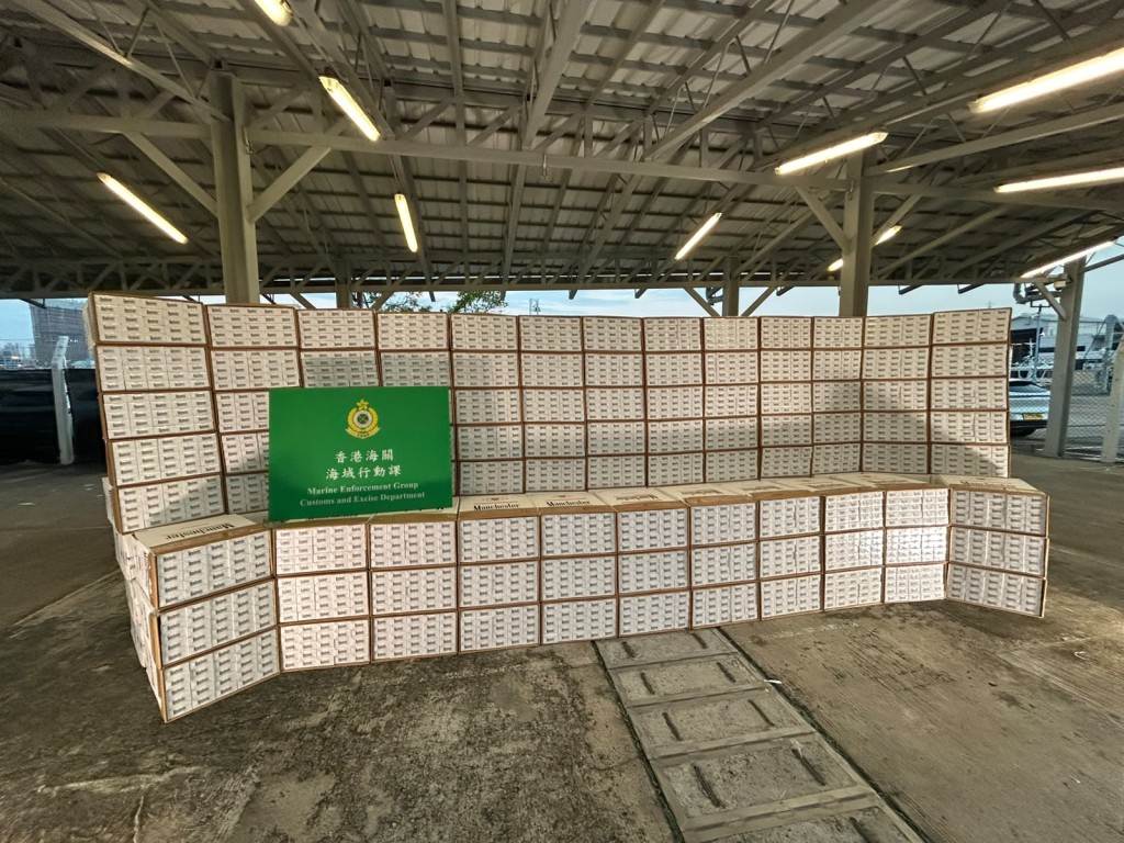 海關檢獲約值2200萬元的大批私煙。曾志恆攝 海關檢獲約值2200萬元的大批私煙。曾志恆攝