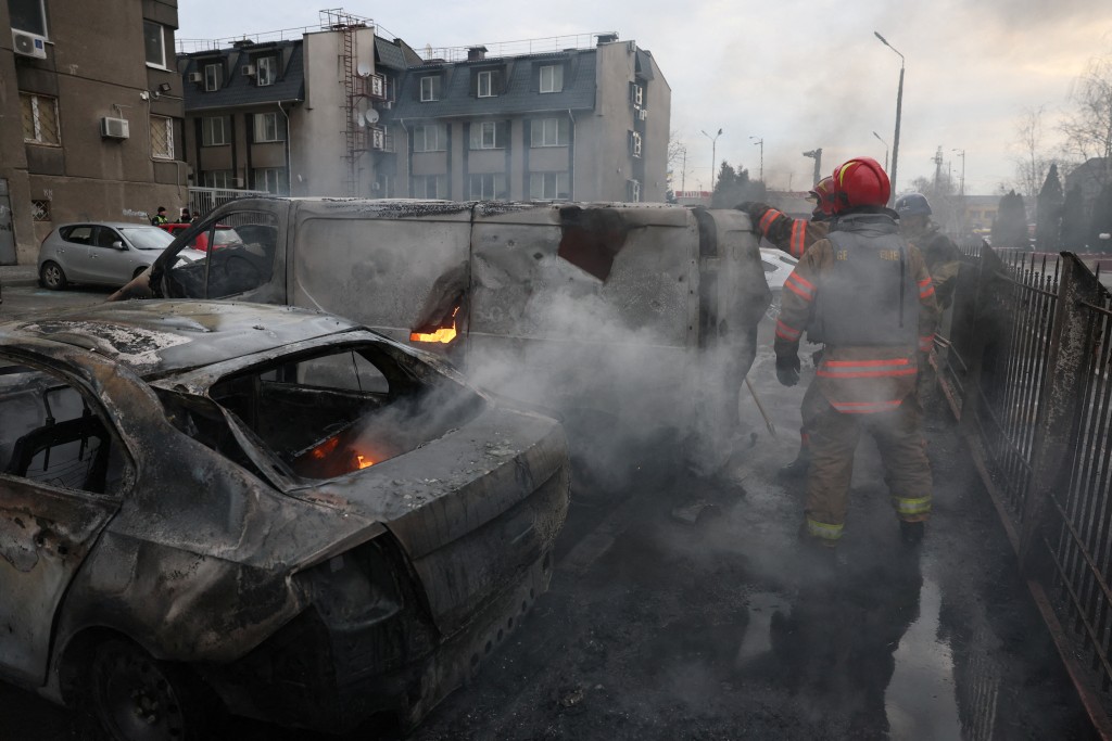 在烏克蘭基輔，俄羅斯導彈襲擊現場的緊急救援人員。路透社