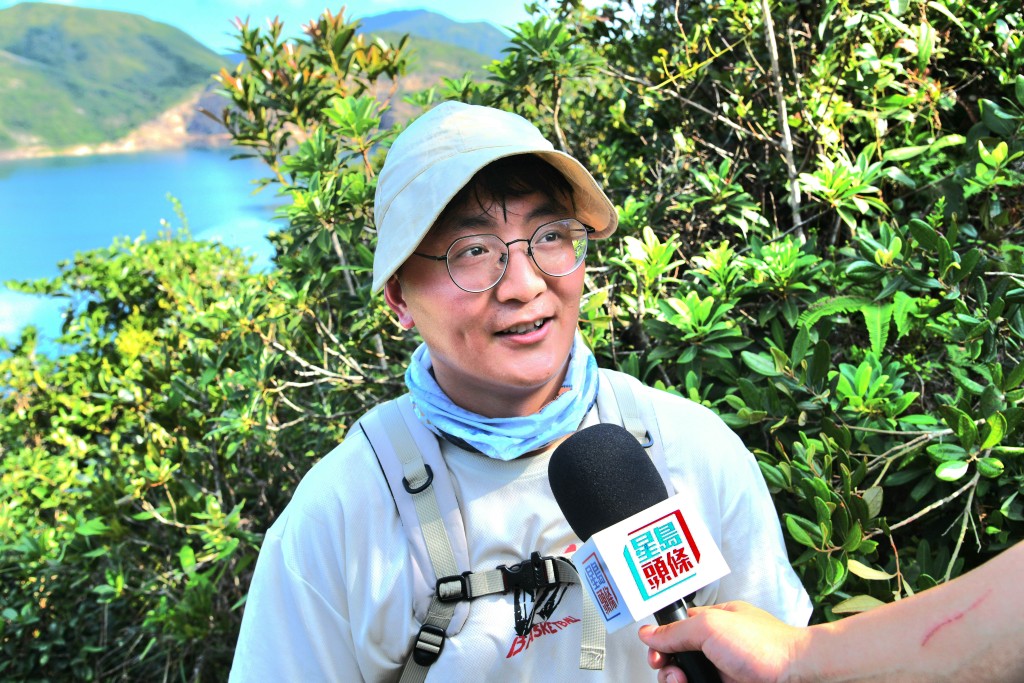 畢先生表示，香港的景色「有山有水」，大片蔚藍的水景十分吸引，形容是「人生打卡點」。