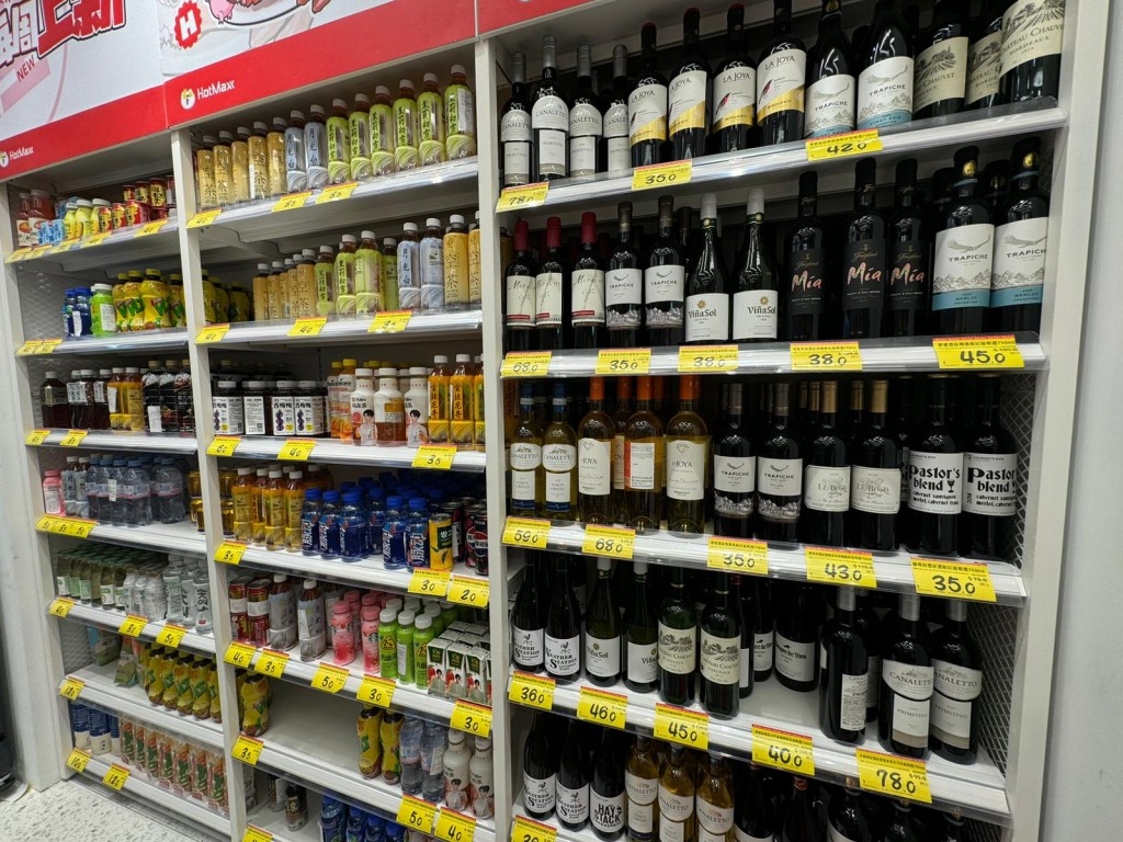 亦有不少酒精飲品選擇，如紅酒、啤酒、水果酒。