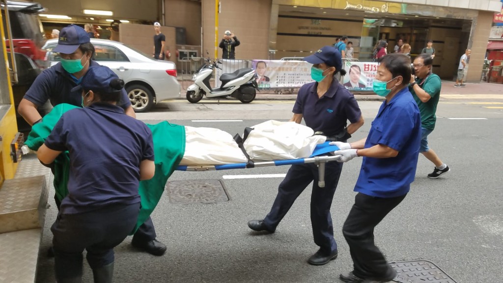 仵工移走男死者屍體。