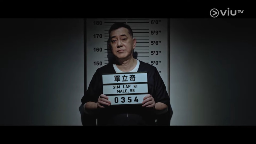黄秋生在《声音监狱》饰演囚犯「单立奇」。